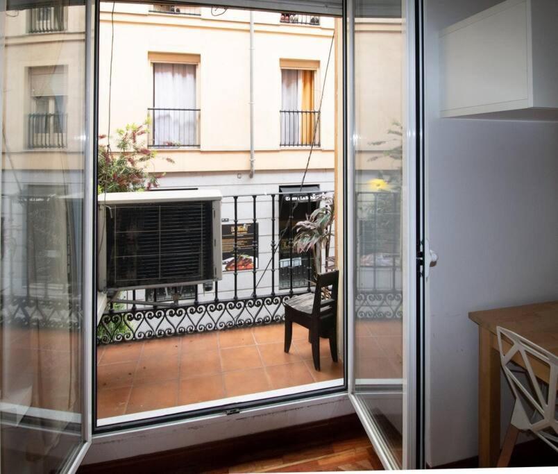 Exclusivo Y Acogedor Con Balcon En Chueca, Con Aire Acondicionado *